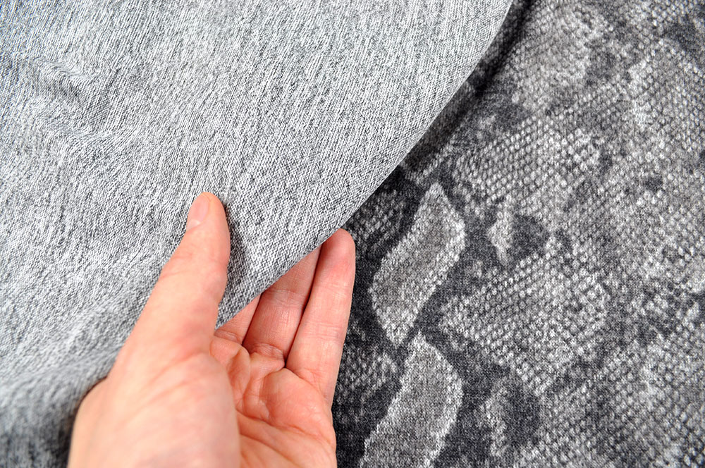 Super softer Bekleidungsstoff mit Schlangenmuster - stretchig, trendy, zum Spitzenpreis zu haben! Sp138013 Strickjersey Angora Touch Schlange S4 Elastikstoffe Stretch-Stoff Angora Feeling - Grey Snake