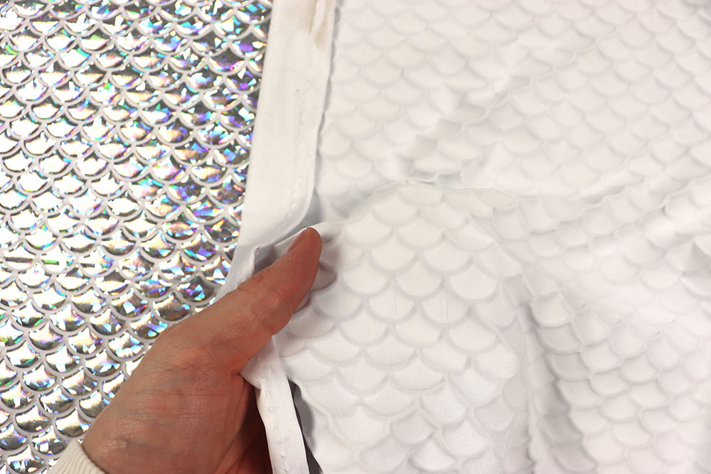 Stretchiger Folienjersey mit Schuppen-Motiv - ein Eye-Catcher für Kostüme, Tanzsport und vieles mehr! Sp168008 Hologrammstoff Schuppen Silber S4 Fasnacht Stoffe Einfarbig Tanzkleiderstoff Hologramm - Schuppe - Silber