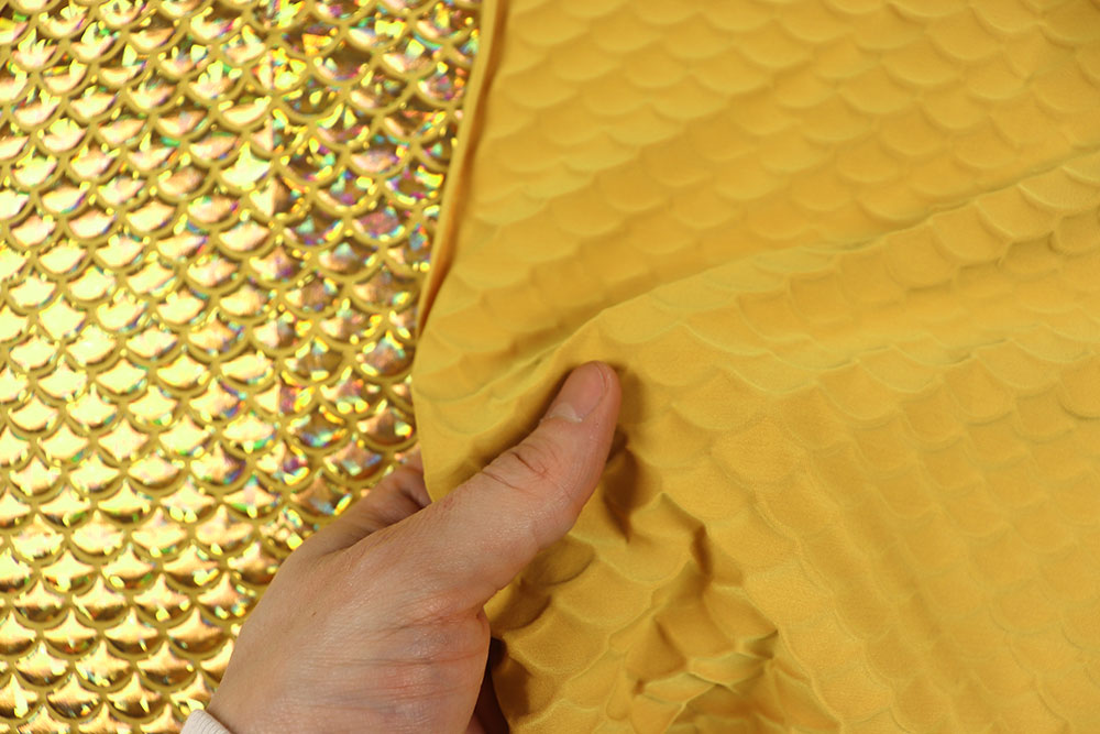 Stretchiger Folienjersey mit Schuppen-Motiv - ein Eye-Catcher für Kostüme, Tanzsport und vieles mehr! Sp168009 Hologrammstoff Schuppen Gold S4 Fasnacht Stoffe Einfarbig Tanzkleiderstoff Hologramm - Schuppe - Gold