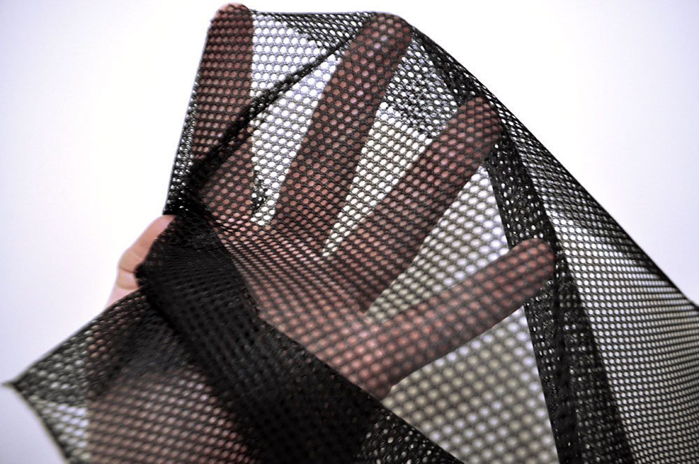 Schwarzer Netzstoff, der insbesondere bei der Herstellung von DIY-Taschen und -Rucksäcken der ideale Helfer ist Bk6341 Netzstoff Taschenstoff Schwarz Futterstoffe/Taft Taschen-Netzstoff - Schwarz