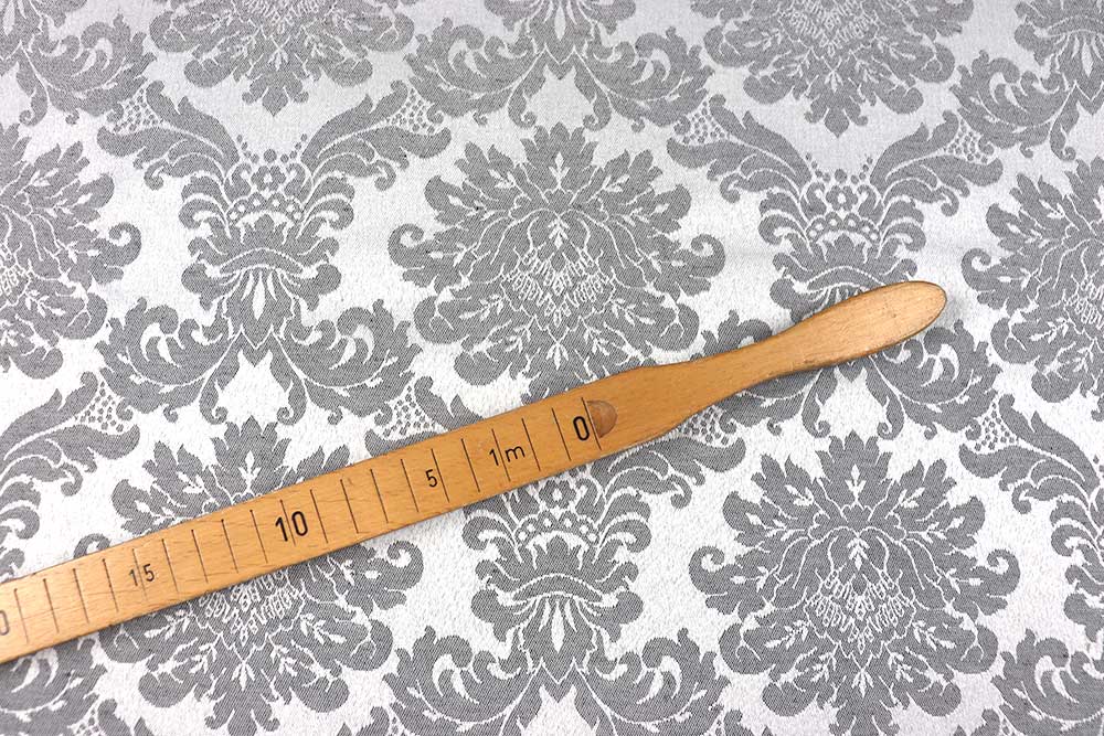 Barock-Ornamente, aufwendig eingewoben in edles Mischgewebe mit Baumwollanteil - perfekt für großflächige Wohndeko! Td5083911 Damast Barock Grau 2 Dekostoffe Barock Damast - Theresia - 280 cm - Grau