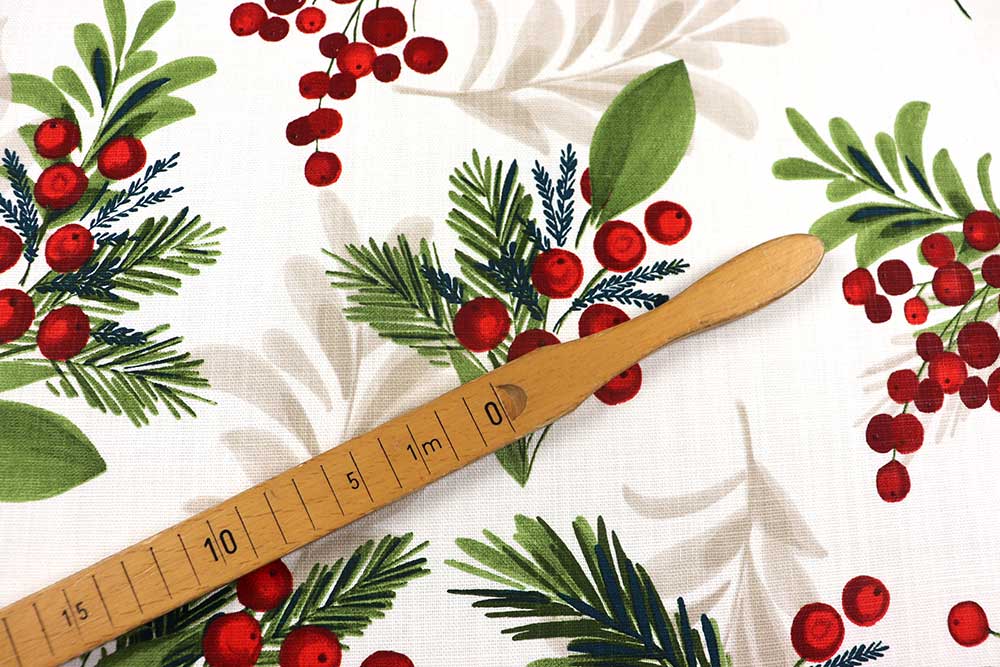 Festliche Beerenzweige und Tannengrün – ein stimmungsvoller Baumwollstoff für Winter und Weihnachten. Wn5337 Weihnachtsstoff Mistelzweige S4 Dekostoffe Pflanzen Baumwoll-Dekostoff - Mistelzweig