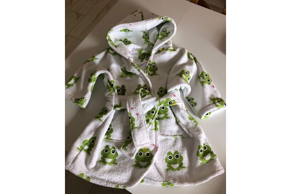 Fantastische Kombination aus Frottee- und Fleece-Stoff mit richtig witzigem Froschmotiv 102673 Frotteefleece Froschkoenig Kinderstoffe Frottee-Fleece - Froschkönig