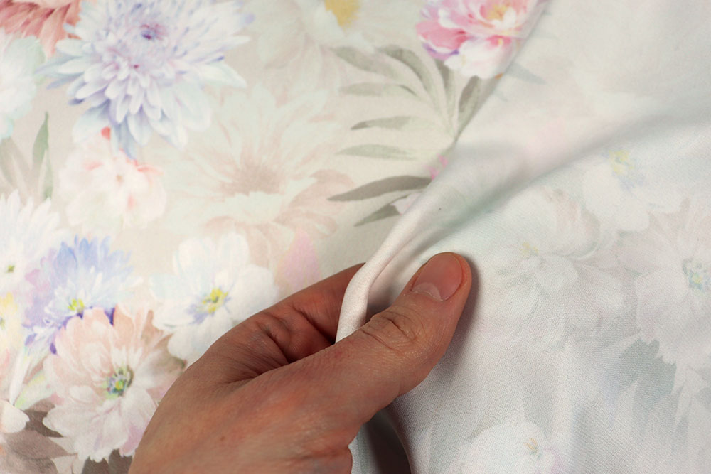Romantischer Stretch Satin verziert mit einem zarten Blumenbouquet Bk7416 Satin Blumen Aquarell S4 Tanzsport Stoffe Soft-Satin - Bouquet