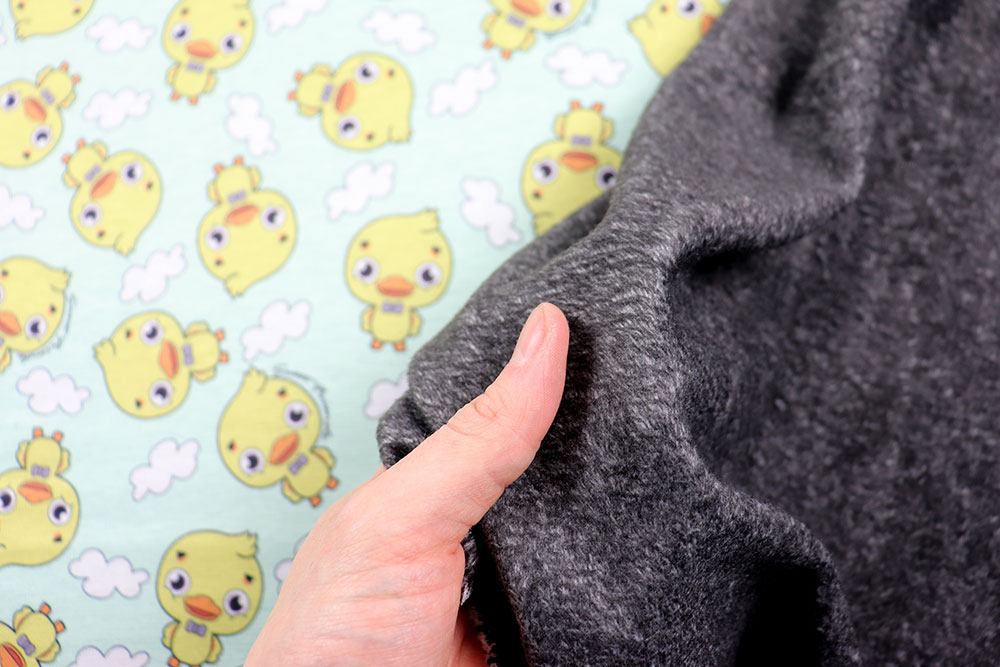 Weicher und warmer Sweatstoff mit Fleece-Rückseite und putzigem Küken-Motiv Bk7645 Alpenfleece Kueken S4 Sweatshirt Stoffe Alpenfleece - Küken