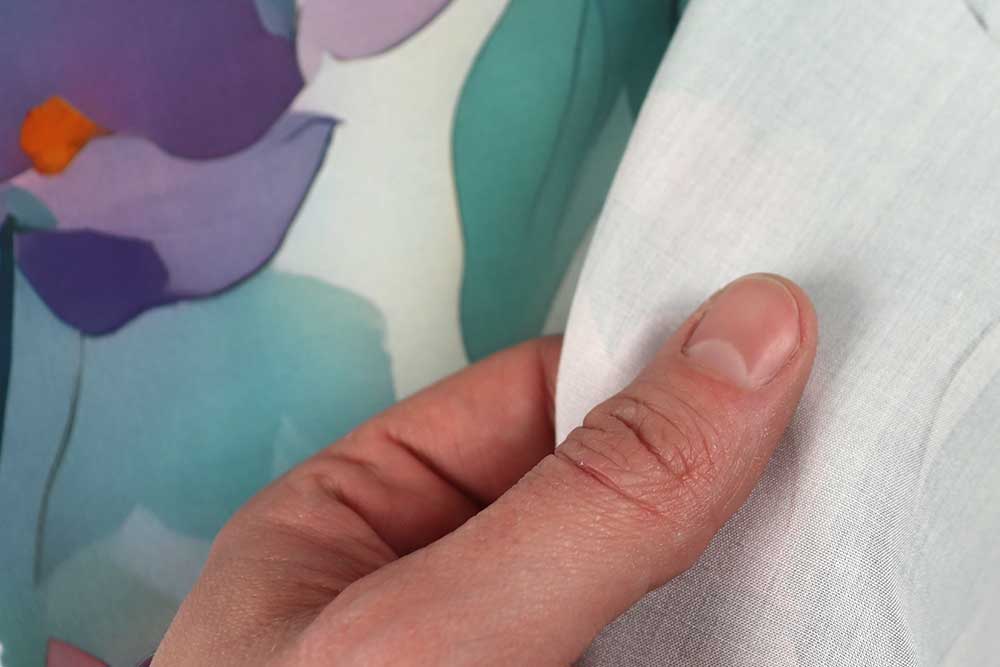 Fließender Viskosestoff mit abstraktem Blütenprint in sanften Pastellfarben – leicht, modern und vielseitig kombinierbar.
 Bk7958 Viskose Leyla (2) Blusenstoffe Viskose - Leyla