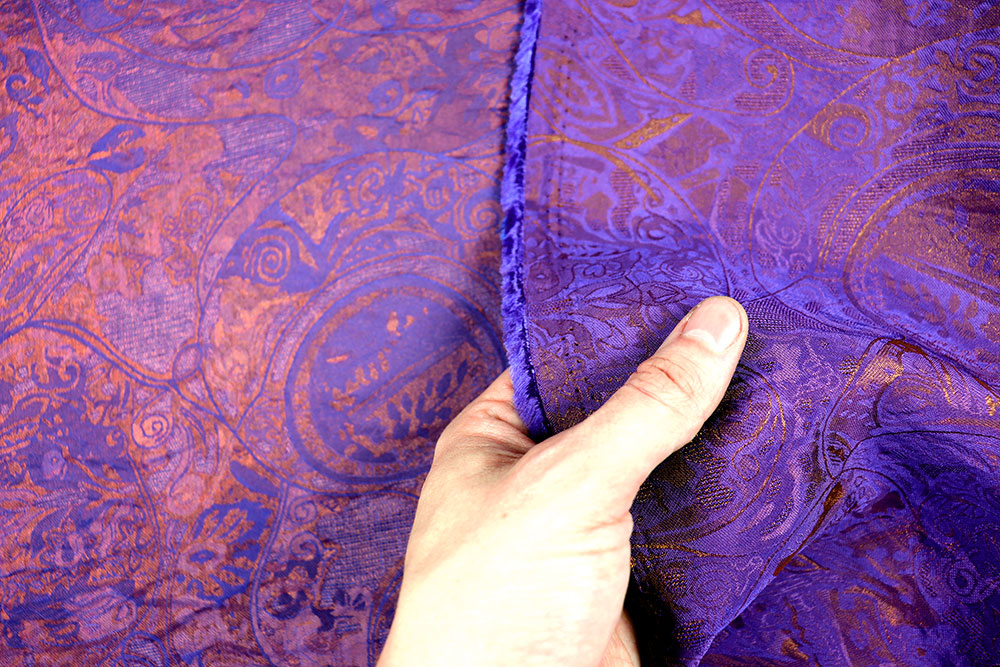 Eleganter Jacquard mit kunstvollem Paisley- und Ornamentdessin in schimmernden Amethyst- und Kupfertönen. Bk7978 Seidenmix Juni Jacquard Seiden-Mix - Amethyst-Ornament