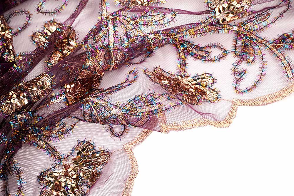 Feines Mesh mit opulenter Pailletten-Stickerei und Bordüre - Luxus und Glamour pur! Bk8009 Mesh Bestickt Bordeaux 1 Pailletten Stoffe Mesh bestickt - Gold-Pailletten - Aubergine