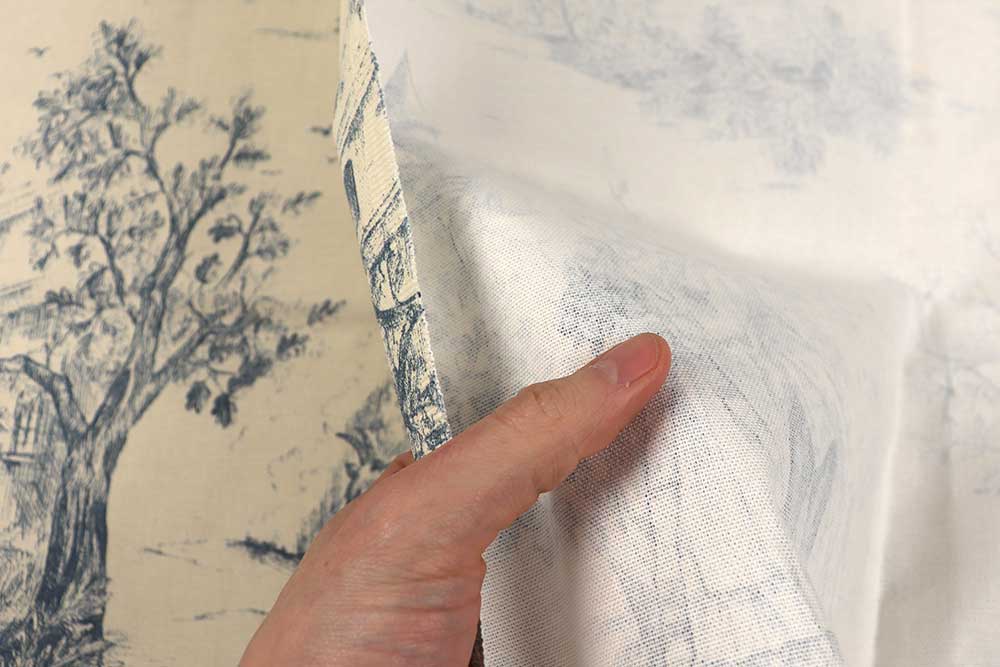 Feiner Baumwollstoff mit zauberhaft nostalgischem Motiv Co6860 Baumwollstoff Toile De Jouy S4(1) Übergardinen Baumwollstoff Toile de Jouy - Parkspaziergang - Blau
