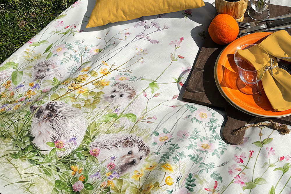 Supersüßes Igelmotiv in herrlich frühlingshaften Farben auf feiner Baumwolle Co6900 Baumwollstoff Digital Igel S4 Baumwolle Blumen Baumwoll-Dekostoff Digital - Igelwiese