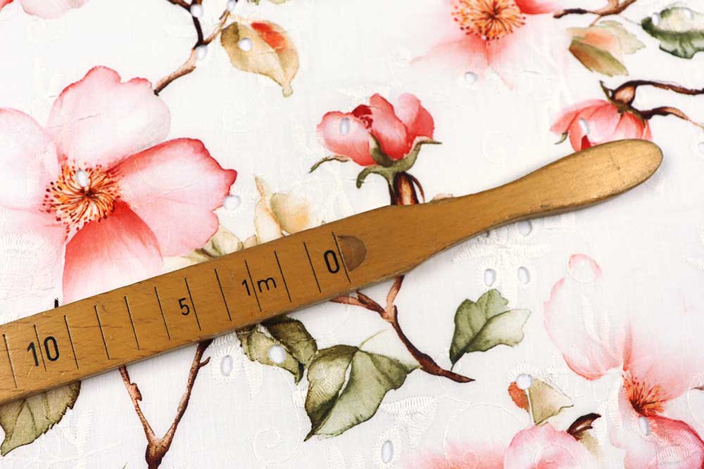 Zarter Baumwollstoff mit floralem Muster – ideal für Kleidung, Deko und kreative Nähprojekte.  Co6983 Baumwolle Stickerei Blueten S4 Baumwolle Blumen Baumwollstoff - Bestickt - Sakura