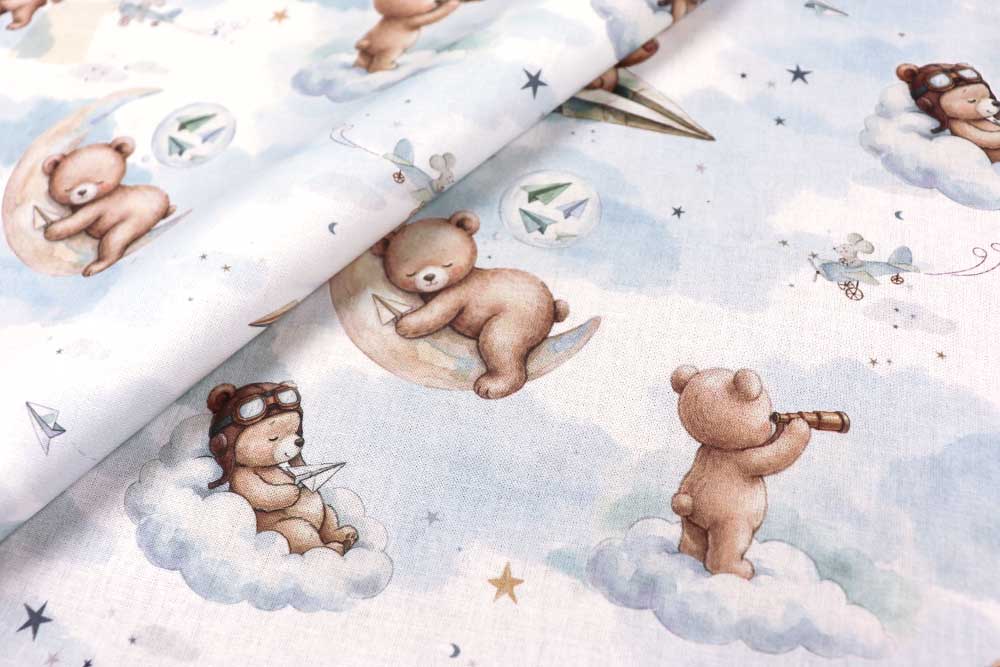Süße Träume! Mit dem Bärchen in der Traumwelt schläft es sich doch gleich viel besser. Co7024 Baumwollstoff Baerchen Himmel 3 Baumwolle Kinder Baumwollstoff Digital - Bärchen in der Traumwelt
