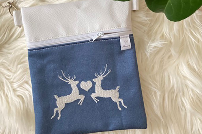 Beidseitig verwendbarer Jacquard aus Baumwollmischgewebe mit herzigem Hirsch-Motiv in Blau/Creme Ds5942540 Jacquard Verliebter Hirsch Blau S4 Dekostoffe NEU  Verliebter Hirsch - Dekostoff Jacquard - Blau/Creme