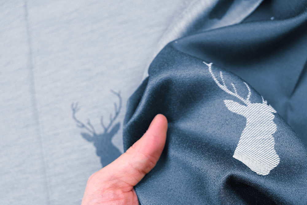 In Deutschland produzierter Stoff mit durchgewebtem Muster für Kissen, Vorhänge und mehr im Landhausstil! Ds6185 Jacquard Hirschkopf Blau Übergardinen Dekostoff Jacquard beidseitig - Hirschgeweih - Blau