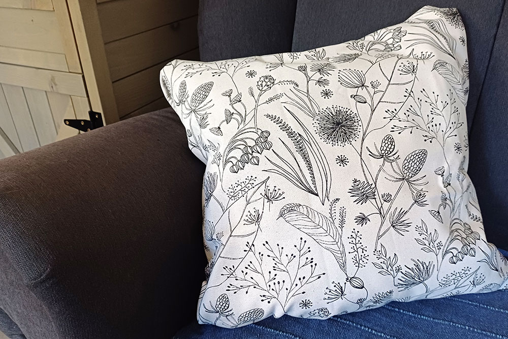 Robuster Dekostoff mit sehr hohem Baumwollanteil und einem dezenten Pflanzenmotiv, das sich toll kombinieren lässt! Ds6259 Dekostoff Toile Wiese S4 Dekostoffe Pflanzen Dekostoff Premium - Flower Toile