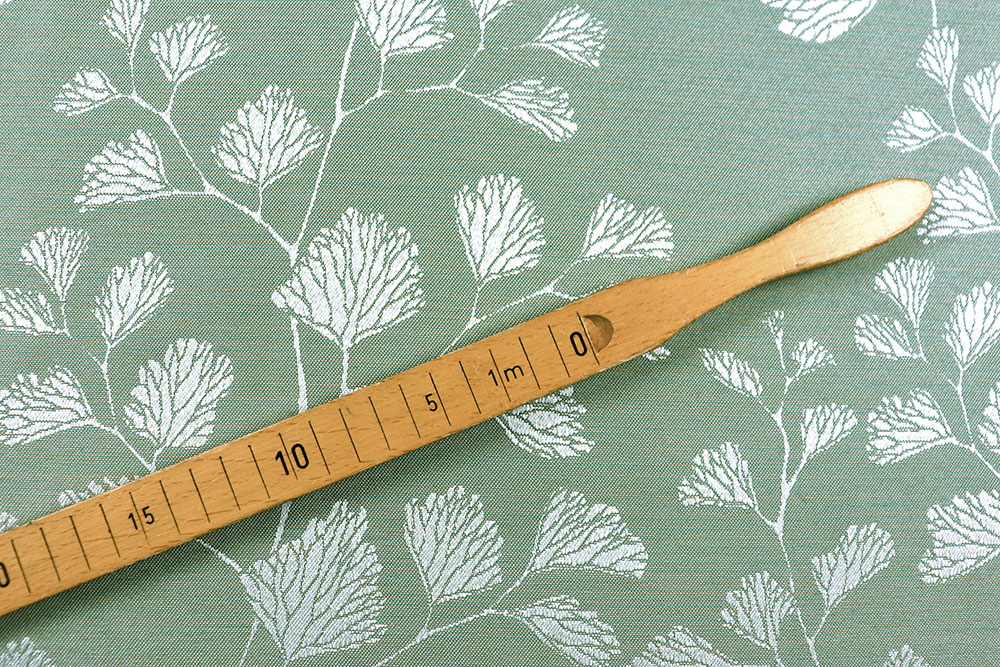 Zweiseitiger Jacquard mit zartem Blütenmuster – perfekt für elegante Heimtextilien und stilvolle Accessoires! Ds6283970 Dekostoff Jacquard Pflanzen Gruen R Jacquardstoffe Dekostoff Jacquard beidseitig - Galicia - Grün