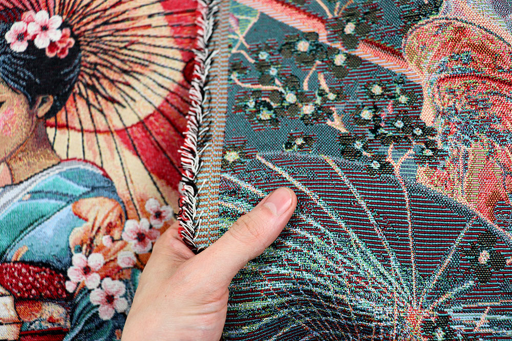 Detailreicher Gobelin mit Geishas, Schwertern & Kirschblüten – ideal für Taschen, Kissen & Wanddekoration. Ds6318 Gobelin Geishas Asia S4 Gobelin NEU Gobelinstoff – Geishas & Kirschblüten