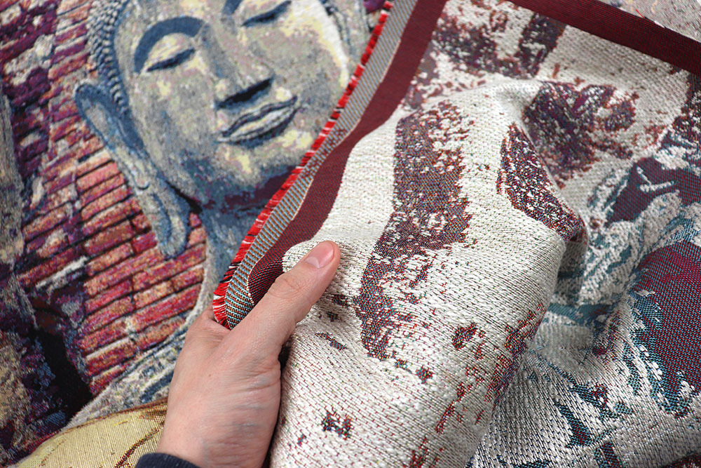 So detailliert wurde ein Gobelin noch nie gewebt! Sorgen Sie mit dem Motiv für Ruhe und Idylle in Ihren vier Wänden! Ds6335 Gobelin Stoff Panel Buddha Statue Gobelin NEU Gobelin-Panel - Buddha - 65 x 99 cm