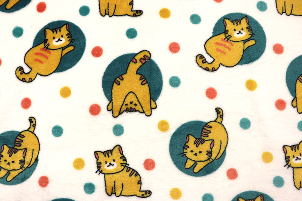 Verrückte freche Kätzchen tummeln sich auf diesem herrlich flauschigen Stoff - ideal für Decken, warme Bekleidung und mehr! Fl5194 Fleece Katzen S4 Kinderstoffe Kuschel-Fleece - Katzen-Party