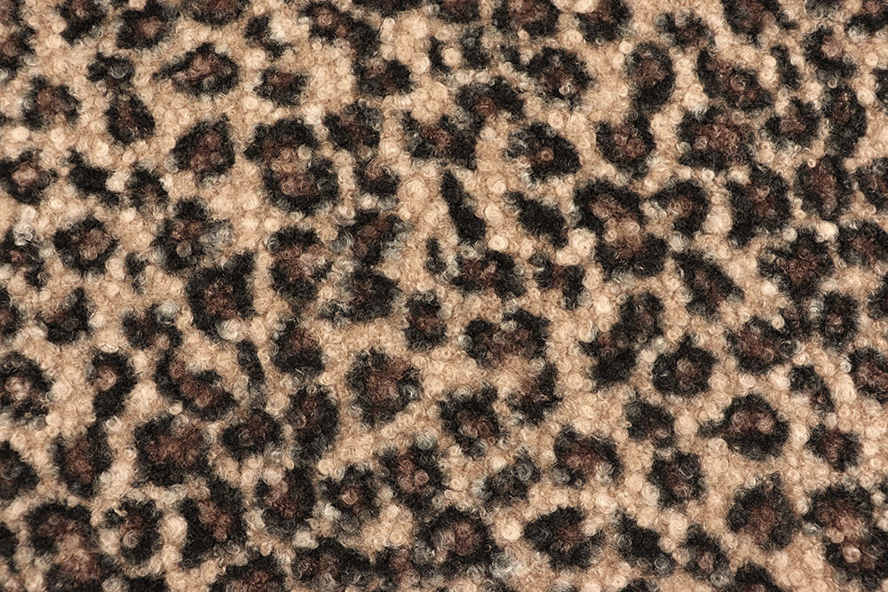Gelockter Bekleidungsstoff im angesagten Leomuster - ein warmer, modischer Begleiter für Ihren Kleiderschrank! Fl5195 Boucle Locken Fleece Leo S4 Bouclé-Stoffe Leo-Bouclé