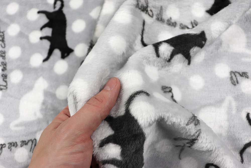 Super kuscheliger Stoff mit einem eleganten Design, das jeden Katzenfan umhauen wird! Fl5203 Fleece Katze Fleece Soft-Fleece - Katzenleben
