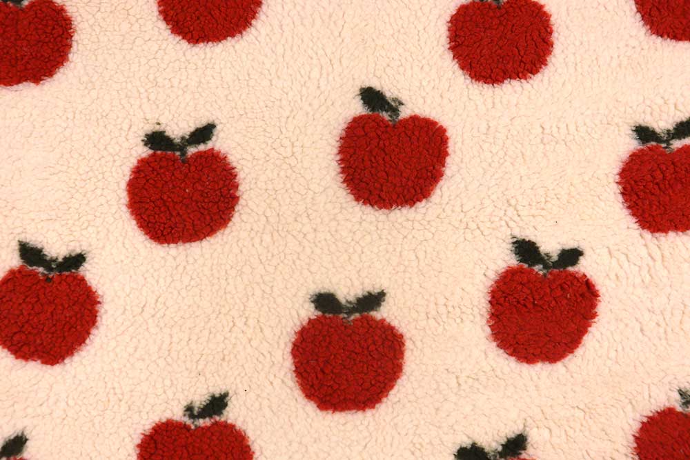 Kuschelweicher Sherpa Fleece mit roten Apfelmotiven – warm, weich & ideal für Kinderkleidung & Deko. Fl5212 Fleece Sherpa Apfel S4 Fleecestoffe Sherpa Fleece - Apple Garden