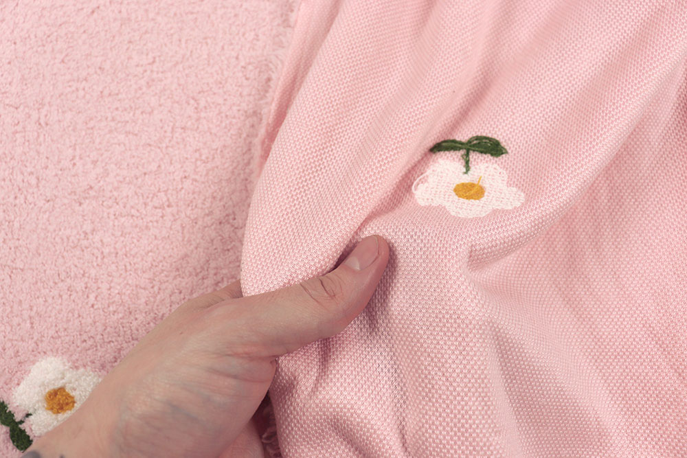 Ein weicher Traum von einem Stoff - herrlich flauschig und edel bestickt! Fl5217 Flausch Frottee Blumen Sherpa Fleece Flausch-Teddy bestickt - Blümchen