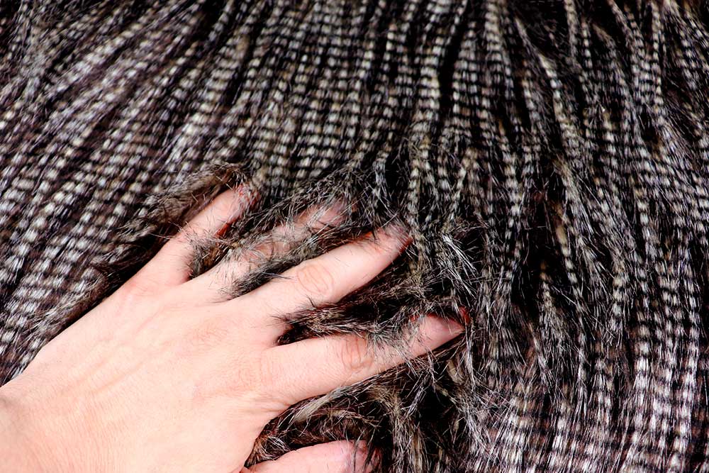 Wild, weich und außergewöhnlich: Dieses dunkle Pelzimitat erinnert an feines Federkleid. Fp1154 Pelzimitat Federn Pelzimitat Pelzimitat - Bird