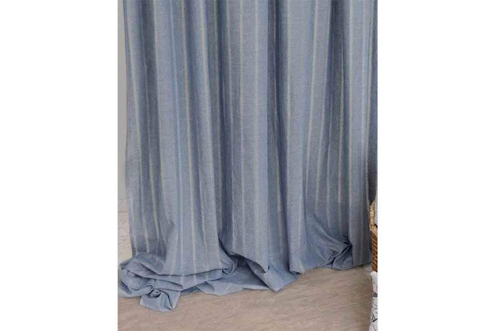 Luftiger Gardinenstoff in Überbreite mit trendigem Denim-Look - hergestellt aus Resten von Jeanshosen und PET-Flaschen! Js5047 Jeans Recyclingstoff Streifen Gardine  Logo S4 Übergardinen Gardinenstoff aus Jeansresten - Streifen - 300 cm