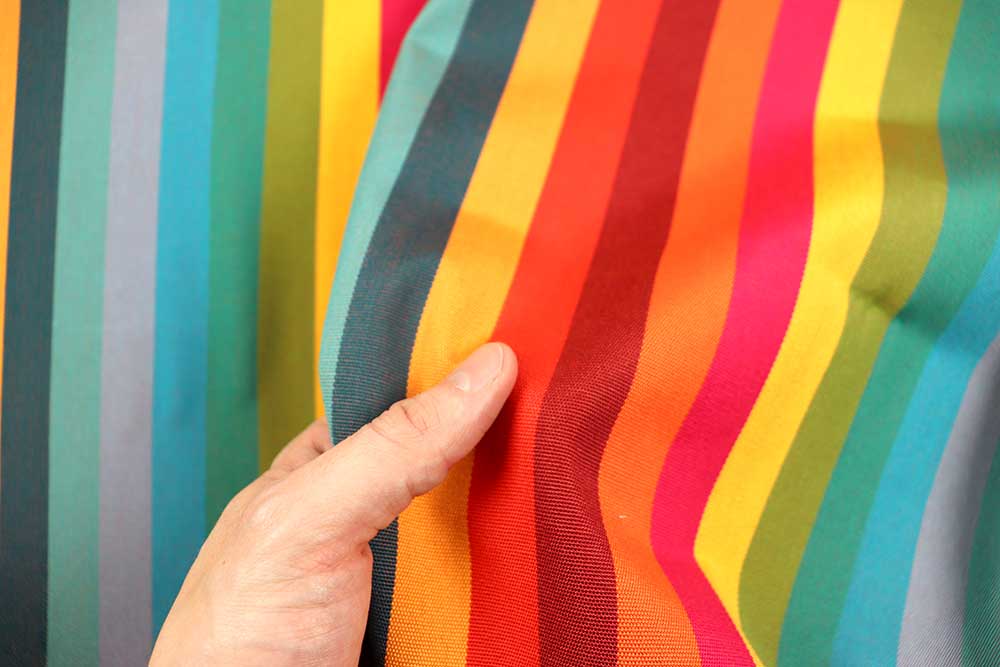 In Italien produzierter, fröhlich-bunter Stoff - fleck- und wasserabweisend, lichtecht, farbecht, UV-Schutzfaktor 50+ Om5180 Outdoorstoff Streifen Bunt S4 Dekostoffe NEU  Outdoor-Stoff Dralon - Summercity