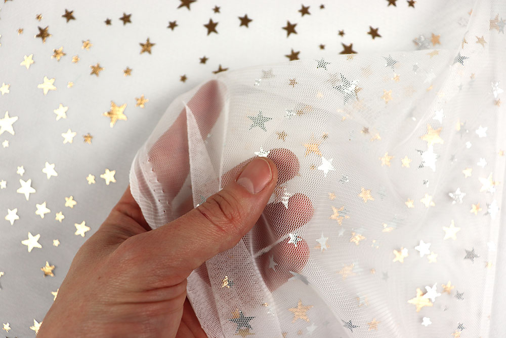 Feines Tüllgewebe mit glänzenden Sternchen - hiermit werden Sie zum Star! Sp168035 Tuell Mesh Sterne Weiss Gold Weihnachten Bekleidungsstoff Tüll mit Sternen - Weiß/Gold