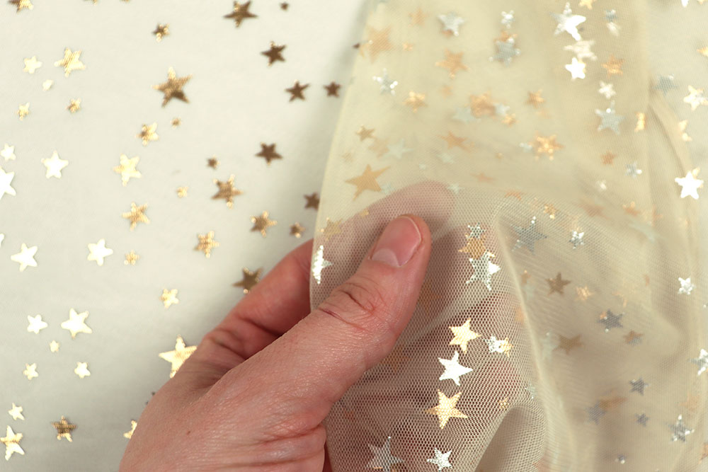 Feines Tüllgewebe mit glänzenden Sternchen - hiermit werden Sie zum Star! Sp168037 Tuell Mesh Sterne Gold Tüllstoffe Tüll mit Sternen - Creme/Gold