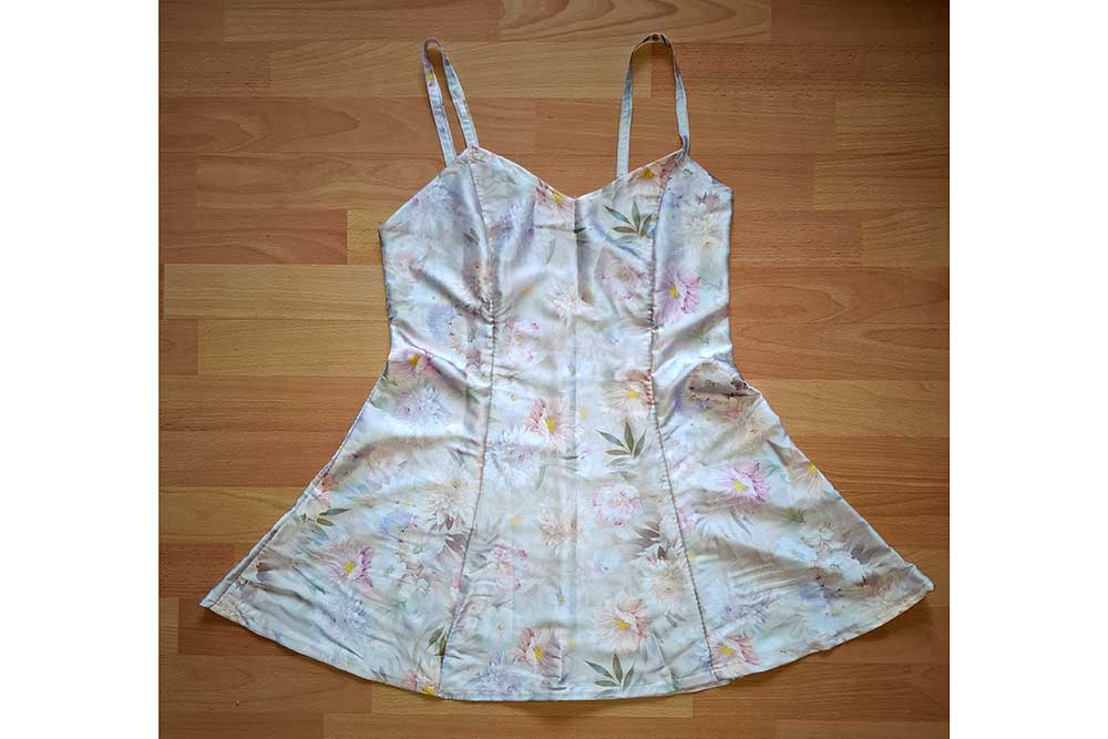 Romantischer Stretch Satin verziert mit einem zarten Blumenbouquet Bk7416 Satin Blumen Aquarell S4 Elastikstoffe Soft-Satin - Bouquet