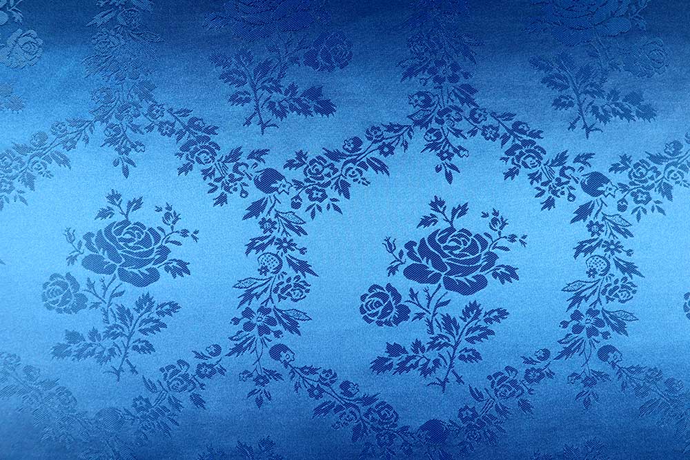 Edler Satin mit eingewebtem Rosenranken-Design - fein schimmernde Meterware für elegante Dekorationen und festliche Kleidung Bk7677 Satin Jacquard Rosen S4 Dekorationsstoffe Satin-Jacquard - Rosen