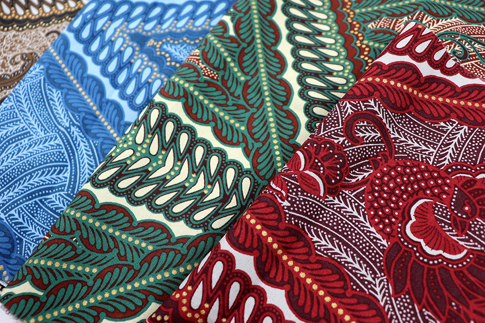 African Java Print mit opulentem Muster und goldglänzenden Pünktchen - ein edler Stoff aus reiner Baumwolle Co6885 African Waxprint Glaenzend Rot Nah Baumwolle sonstige African Java Print - Premium - Rot