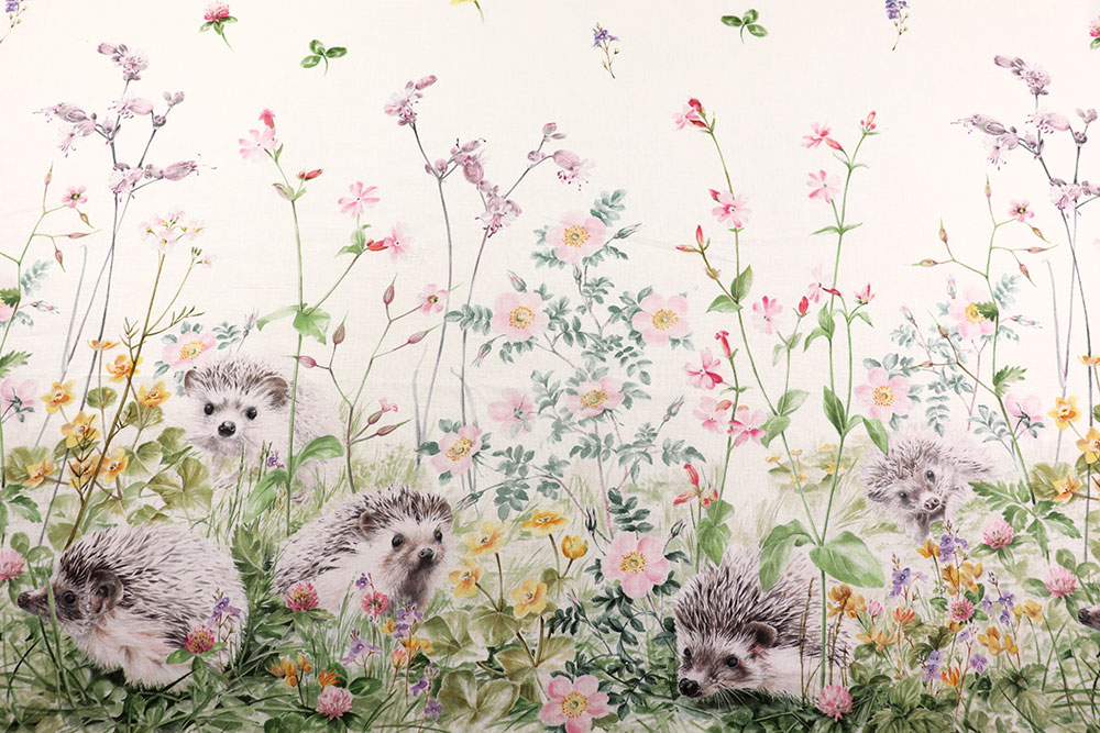 Supersüßes Igelmotiv in herrlich frühlingshaften Farben auf feiner Baumwolle Co6900 Baumwollstoff Digital Igel S4 Baumwolle Blumen Baumwoll-Dekostoff Digital - Igelwiese