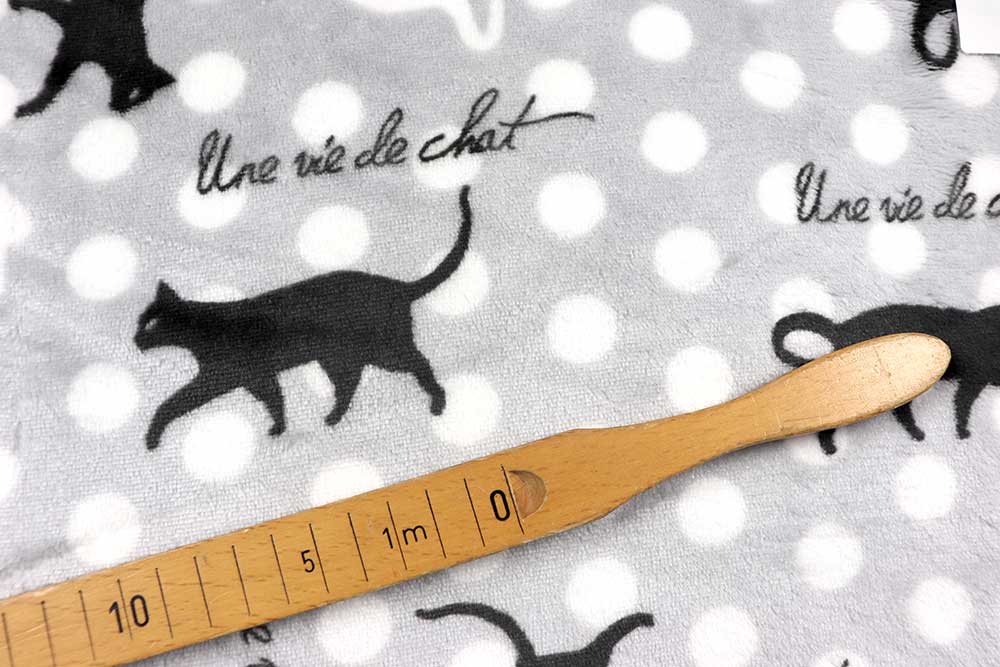 Super kuscheliger Stoff mit einem eleganten Design, das jeden Katzenfan umhauen wird! Fl5203 Fleece Katze Fleece Soft-Fleece - Katzenleben