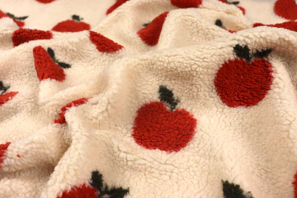 Kuschelweicher Sherpa Fleece mit roten Apfelmotiven – warm, weich & ideal für Kinderkleidung & Deko. Fl5212 Fleece Sherpa Apfel S4 Fleecestoffe Sherpa Fleece - Apple Garden