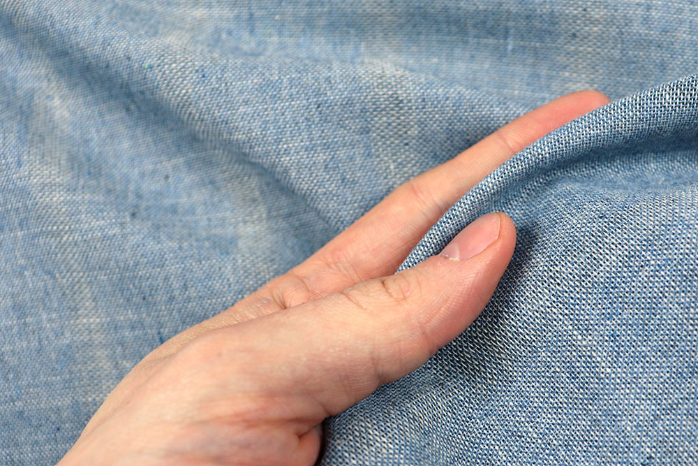 Luftiger Gardinenstoff in Überbreite mit trendigem Denim-Look - hergestellt aus Resten von Jeanshosen und PET-Flaschen! Js5047 Jeans Recyclingstoff Streifen Gardine  Logo S4 Übergardinen Gardinenstoff aus Jeansresten - Streifen - 300 cm