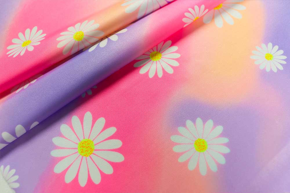 Schöner Farbverlauf mit kleinen Blüten auf hochelastischem Jersey - ideal für figurbetonte Kreationen! Bk7736 Badeanzugsstoff Lycra S4y Mitlogo Badeanzugstoffe / Lycra Badeanzugstoff - Rainbow Flowers