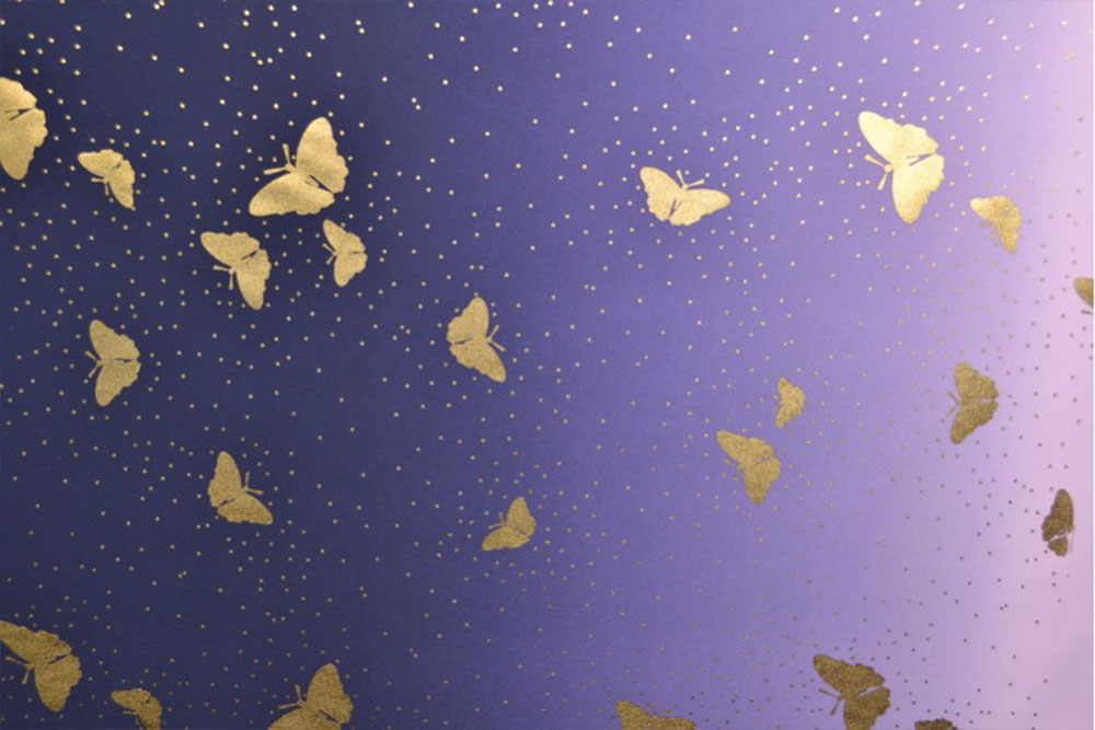 Hochelastischer Jersey in kräftigem Blau mit goldenen Schmetterlingen - ein traumhaft schöner Stoff! Bk7742 Badeanzugstoff Goldenbutterflies S4y Badeanzugstoffe / Lycra Badeanzugstoff - Golden Butterflies