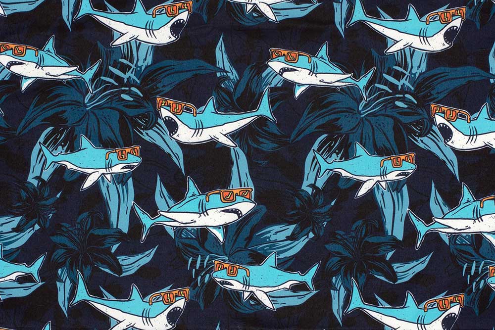 Coole Haie mit Sonnenbrillen auf blauem, wasserabweisendem Stoff – ideal für trendige Badeshorts! Bk7824 Badehosenstoff Coolshark bedr. Bekl. Stoffe Badehosen Stoff - Cool Shark