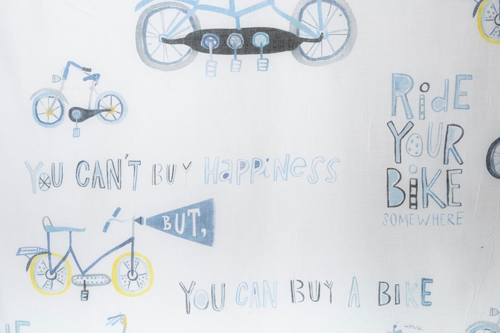 Luftiger Gardinenstoff aus Baumwolle - edle, robuste und lichtechte Ware, an der Sie lange Freude haben werden! Ds6128001 Voile Deluxe Uhren Kinderstoffe Voile deluxe - Yippieh - Bikes Bleu - 280 cm