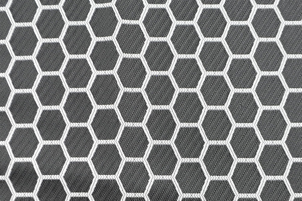 Durchgewebter Dekostoff mit Stil aus der JOOP!-Kollektion - lassen Sie Ihr Zuhause in neuem Glanz erstrahlen! Ds6175 Joop Dekostoff Waben Grau S4 JOOP! JOOP! - Jacquard Hexagon - Anthrazit/Lichtgrau
