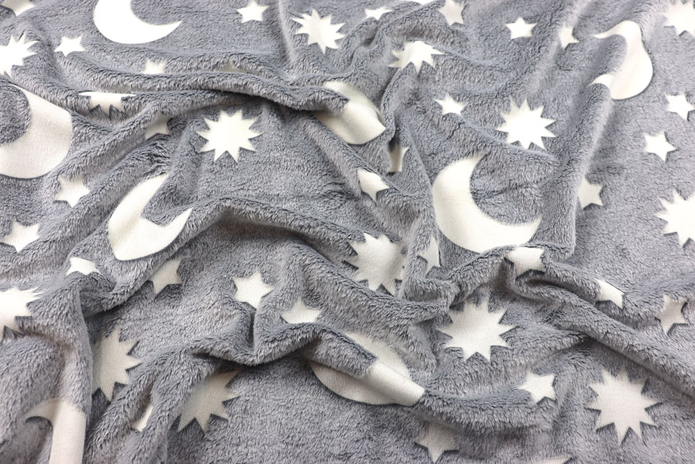 Nachtleuchtender, himmlisch weicher Fleecestoff – für Träume, die wärmen! Fl5183 Fleece Mond Und Sterne   R Fleece Fleece - Glow in the Dark - Mond und Sterne