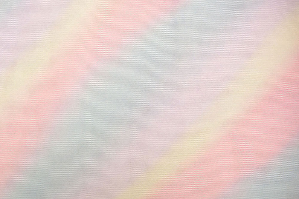 Schwer entflammbarer Tüll, knallig bunt - ideal für Events, Partys und feierliche Anlässe! Fn3193 Tuell Regenbogen Mitlogo Schwer entflammbar B1 Event-Tüll schwer entflammbar - Rainbow