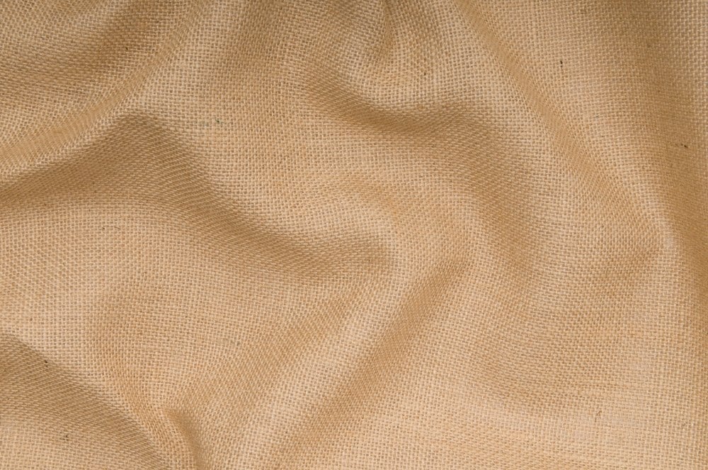Jute für Sicherheitsbewusste - die natürliche Ware ist hier in der schwer entflammbaren Variante zu haben. 34099(1) Jute Jute - Schwer entflammbar B1 - 130 cm breit